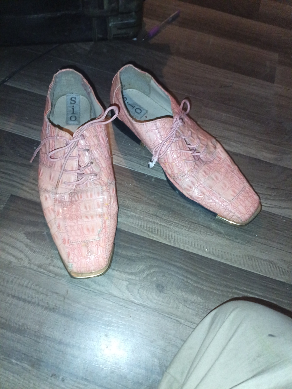 Stacy Adams Pink Croc-Embossed Lace-Up Oxfords